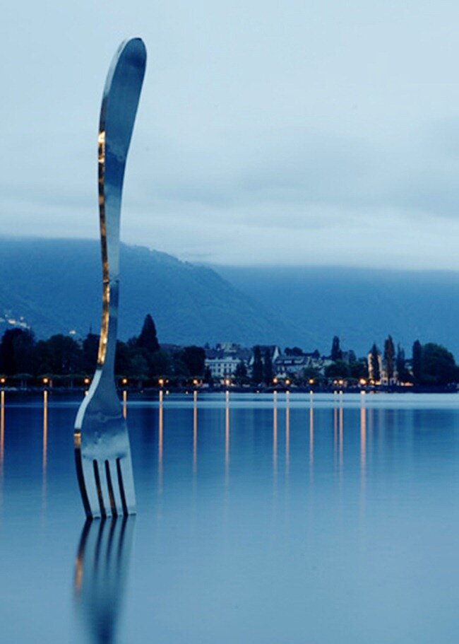 Вилка, воткнутая в дно озера, установленная неподалеку от Музея еды в Швейцарии.