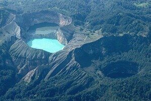 Трехцветные озера в кратере вулкана Келимуту (Индонезия)